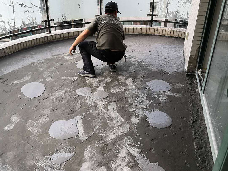 陽臺(tái)瓷磚拆除重鋪：準(zhǔn)備粘結(jié)劑前，瓷磚不應(yīng)浸水，但要用鋼絲刷除去磚背面的松散物質(zhì)，并用濕布抹去磚背的浮塵。然后按照生產(chǎn)商建議的比例將水或乳液放到攪拌桶中攪拌直至粘結(jié)劑均勻無結(jié)塊。 在鋪壓瓷磚前，在瓷磚背面也批一薄層粘結(jié)劑。這種雙批法雖然用的材料和工時(shí)比較多，但卻能夠保證粘貼的質(zhì)量和耐久性。 在粘結(jié)劑量置晾時(shí)間內(nèi)，將準(zhǔn)備好的瓷磚鋪壓到位，垂直于梳理方向輕微搓動(dòng)以排出磚下的空氣。鋪貼到位后用橡皮錘輕擊，用尺寸合適的十字定位架來調(diào)整表面平整度及接縫的平直。 鋪設(shè)好的磚面應(yīng)該及時(shí)清理干凈，特別是去除殘留其上的粘結(jié)劑。合格的粘結(jié)劑干硬后即使在陶瓷磚面上也不易被清除掉。清理好的瓷磚面應(yīng)該立即擺放標(biāo)識(shí)進(jìn)行隔離，避免污染或擾動(dòng)，直到下一個(gè)填縫工序。