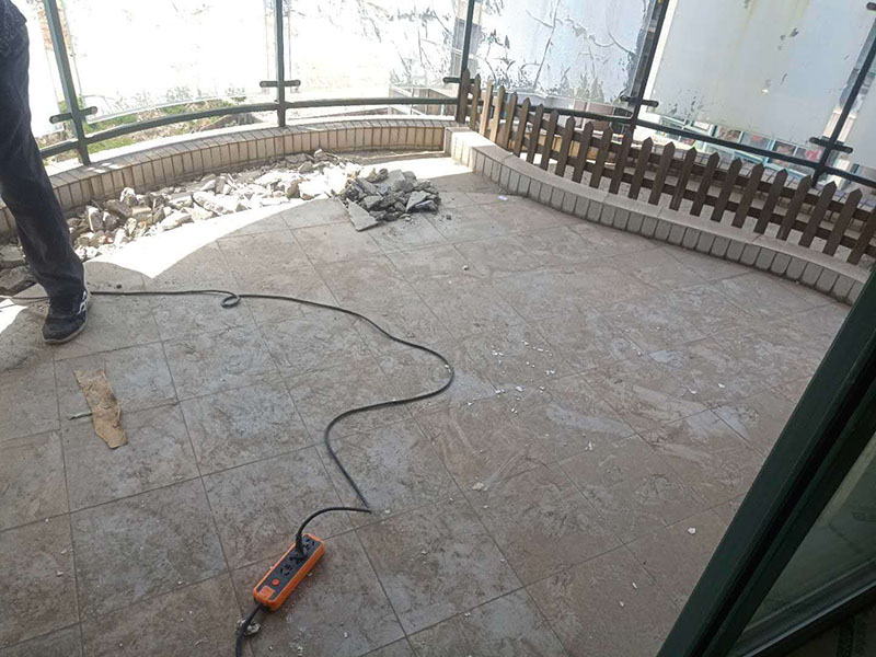 陽臺(tái)瓷磚拆除重鋪：準(zhǔn)備粘結(jié)劑前，瓷磚不應(yīng)浸水，但要用鋼絲刷除去磚背面的松散物質(zhì)，并用濕布抹去磚背的浮塵。然后按照生產(chǎn)商建議的比例將水或乳液放到攪拌桶中攪拌直至粘結(jié)劑均勻無結(jié)塊。 在鋪壓瓷磚前，在瓷磚背面也批一薄層粘結(jié)劑。這種雙批法雖然用的材料和工時(shí)比較多，但卻能夠保證粘貼的質(zhì)量和耐久性。 在粘結(jié)劑量置晾時(shí)間內(nèi)，將準(zhǔn)備好的瓷磚鋪壓到位，垂直于梳理方向輕微搓動(dòng)以排出磚下的空氣。鋪貼到位后用橡皮錘輕擊，用尺寸合適的十字定位架來調(diào)整表面平整度及接縫的平直。 鋪設(shè)好的磚面應(yīng)該及時(shí)清理干凈，特別是去除殘留其上的粘結(jié)劑。合格的粘結(jié)劑干硬后即使在陶瓷磚面上也不易被清除掉。清理好的瓷磚面應(yīng)該立即擺放標(biāo)識(shí)進(jìn)行隔離，避免污染或擾動(dòng)，直到下一個(gè)填縫工序。