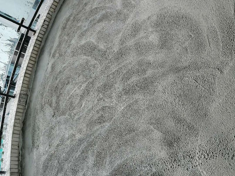 陽臺(tái)瓷磚拆除重鋪：準(zhǔn)備粘結(jié)劑前，瓷磚不應(yīng)浸水，但要用鋼絲刷除去磚背面的松散物質(zhì)，并用濕布抹去磚背的浮塵。然后按照生產(chǎn)商建議的比例將水或乳液放到攪拌桶中攪拌直至粘結(jié)劑均勻無結(jié)塊。 在鋪壓瓷磚前，在瓷磚背面也批一薄層粘結(jié)劑。這種雙批法雖然用的材料和工時(shí)比較多，但卻能夠保證粘貼的質(zhì)量和耐久性。 在粘結(jié)劑量置晾時(shí)間內(nèi)，將準(zhǔn)備好的瓷磚鋪壓到位，垂直于梳理方向輕微搓動(dòng)以排出磚下的空氣。鋪貼到位后用橡皮錘輕擊，用尺寸合適的十字定位架來調(diào)整表面平整度及接縫的平直。 鋪設(shè)好的磚面應(yīng)該及時(shí)清理干凈，特別是去除殘留其上的粘結(jié)劑。合格的粘結(jié)劑干硬后即使在陶瓷磚面上也不易被清除掉。清理好的瓷磚面應(yīng)該立即擺放標(biāo)識(shí)進(jìn)行隔離，避免污染或擾動(dòng)，直到下一個(gè)填縫工序。