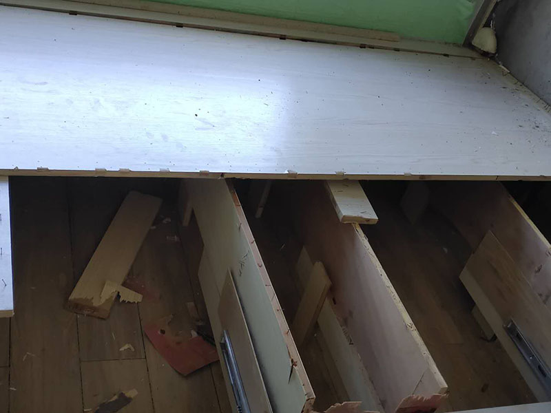 次臥榻榻米拆除：首先檢查榻榻米安裝是氣釘還是自攻釘加鎖扣的組合。其次準(zhǔn)備好工具進(jìn)行拆除，順序安裝由上至下，由左及右順序拆卸。它在安裝的時(shí)候就是比較麻煩，我們得找專人的師傅進(jìn)行安裝又會(huì)讓我們多花費(fèi)比較多的人工費(fèi)用。 先將榻榻米的卡扣找到，而后進(jìn)行一些卡扣的拆除操作，就能夠讓榻榻米完整的取下來，拆除中不能強(qiáng)行去操作，一定要迎合著卡扣情況走。