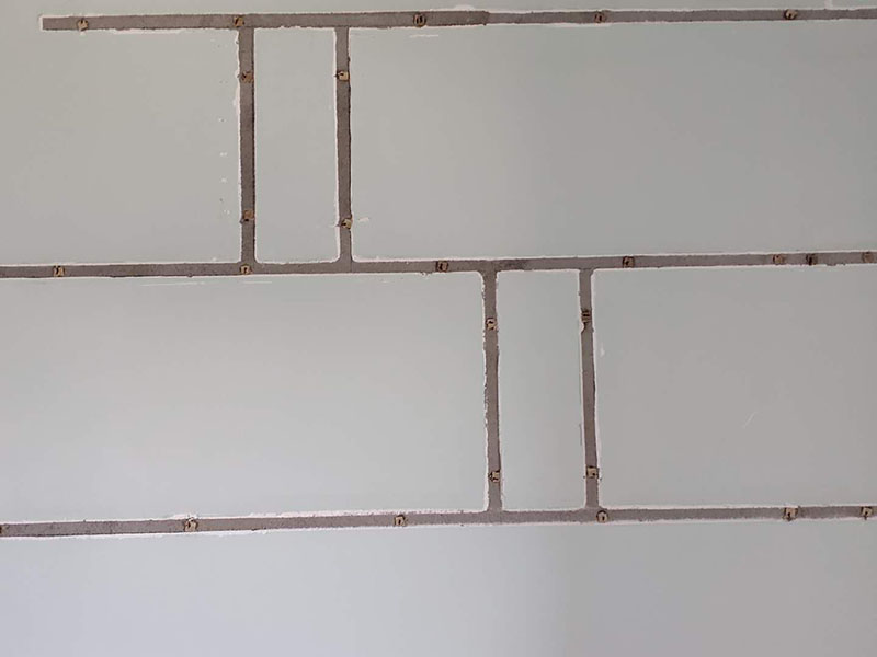 次臥榻榻米拆除：首先檢查榻榻米安裝是氣釘還是自攻釘加鎖扣的組合。其次準(zhǔn)備好工具進(jìn)行拆除，順序安裝由上至下，由左及右順序拆卸。它在安裝的時(shí)候就是比較麻煩，我們得找專人的師傅進(jìn)行安裝又會(huì)讓我們多花費(fèi)比較多的人工費(fèi)用。 先將榻榻米的卡扣找到，而后進(jìn)行一些卡扣的拆除操作，就能夠讓榻榻米完整的取下來，拆除中不能強(qiáng)行去操作，一定要迎合著卡扣情況走。