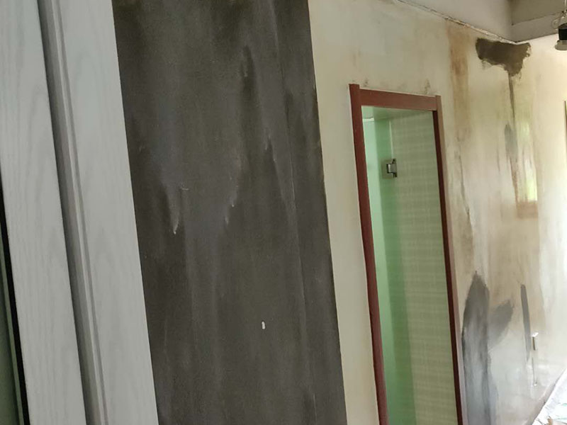 全屋墻面翻新：舊墻的基本處理包括清理舊墻面原有的乳膠漆和膩?zhàn)訉拥溺P除、木裝修、其他表面裝飾物（如壁紙）的拆除，如果只是裝修了一兩年的墻面，墻面的膩?zhàn)涌梢圆挥苗P除，用鋼刷和砂紙打磨墻面后就可以重新涂刷乳膠漆，如果裝修時間較長的就需要將膩?zhàn)訉隅P除后再進(jìn)行后續(xù)工序。切記舊墻面一定要進(jìn)行處理，不能直接涂刷，粉化嚴(yán)重的墻面要鏟除后，抹上一層白水泥，再進(jìn)行涂刷。 在墻面修補(bǔ)時，我們要盡量避免色差，因此要注意按照油漆桶的配比、涂刷，最好估算好用量。一次準(zhǔn)備好足夠的量，這樣才能保證墻面顏色的一致，也能避免用量不足重新調(diào)配出的顏色有差異。 墻面涂刷底漆的作用是抗堿防潮、封固基材、保護(hù)面漆，提高面漆的質(zhì)感和遮蓋力。如果沒有刷底漆就直接上面漆的話，時間一長墻面就容易起泡、發(fā)霉，經(jīng)陽光長時間照射也會發(fā)生墻面變色的情況。