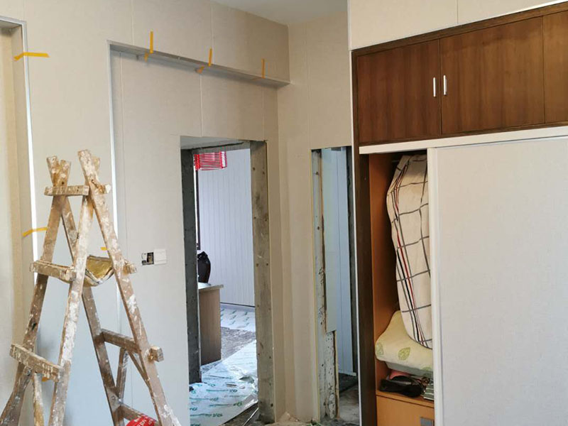 全屋墻面翻新：舊墻的基本處理包括清理舊墻面原有的乳膠漆和膩?zhàn)訉拥溺P除、木裝修、其他表面裝飾物（如壁紙）的拆除，如果只是裝修了一兩年的墻面，墻面的膩?zhàn)涌梢圆挥苗P除，用鋼刷和砂紙打磨墻面后就可以重新涂刷乳膠漆，如果裝修時間較長的就需要將膩?zhàn)訉隅P除后再進(jìn)行后續(xù)工序。切記舊墻面一定要進(jìn)行處理，不能直接涂刷，粉化嚴(yán)重的墻面要鏟除后，抹上一層白水泥，再進(jìn)行涂刷。 在墻面修補(bǔ)時，我們要盡量避免色差，因此要注意按照油漆桶的配比、涂刷，最好估算好用量。一次準(zhǔn)備好足夠的量，這樣才能保證墻面顏色的一致，也能避免用量不足重新調(diào)配出的顏色有差異。 墻面涂刷底漆的作用是抗堿防潮、封固基材、保護(hù)面漆，提高面漆的質(zhì)感和遮蓋力。如果沒有刷底漆就直接上面漆的話，時間一長墻面就容易起泡、發(fā)霉，經(jīng)陽光長時間照射也會發(fā)生墻面變色的情況。