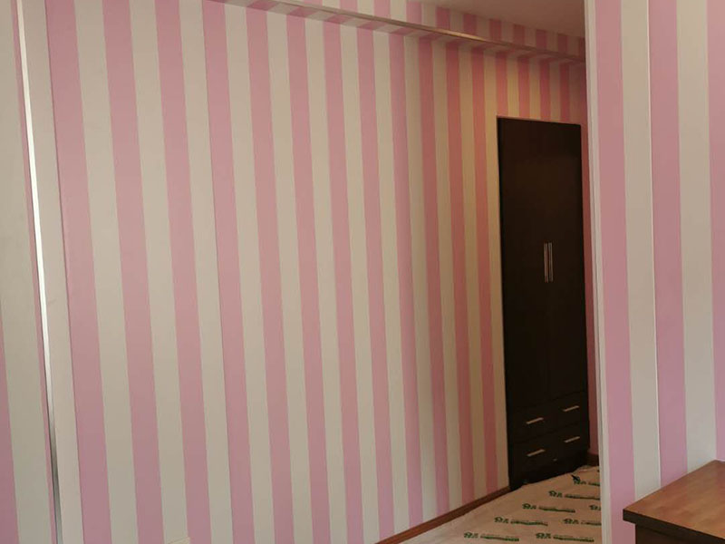 全屋墻面翻新：舊墻的基本處理包括清理舊墻面原有的乳膠漆和膩?zhàn)訉拥溺P除、木裝修、其他表面裝飾物（如壁紙）的拆除，如果只是裝修了一兩年的墻面，墻面的膩?zhàn)涌梢圆挥苗P除，用鋼刷和砂紙打磨墻面后就可以重新涂刷乳膠漆，如果裝修時間較長的就需要將膩?zhàn)訉隅P除后再進(jìn)行后續(xù)工序。切記舊墻面一定要進(jìn)行處理，不能直接涂刷，粉化嚴(yán)重的墻面要鏟除后，抹上一層白水泥，再進(jìn)行涂刷。 在墻面修補(bǔ)時，我們要盡量避免色差，因此要注意按照油漆桶的配比、涂刷，最好估算好用量。一次準(zhǔn)備好足夠的量，這樣才能保證墻面顏色的一致，也能避免用量不足重新調(diào)配出的顏色有差異。 墻面涂刷底漆的作用是抗堿防潮、封固基材、保護(hù)面漆，提高面漆的質(zhì)感和遮蓋力。如果沒有刷底漆就直接上面漆的話，時間一長墻面就容易起泡、發(fā)霉，經(jīng)陽光長時間照射也會發(fā)生墻面變色的情況。