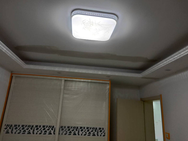 墻面局部修補(bǔ)：墻面修補(bǔ)，一定要做好基層的處理，如果您家是二次裝修墻面時(shí)，沒(méi)有將以前的老墻的墻皮鏟除干凈，或者是只鏟除了表層的膩?zhàn)?，那么修補(bǔ)墻面時(shí)，是會(huì)遺留下高低不平的部分墻皮的，此后，要是接著上刷界面劑或者膩?zhàn)?，那么很可能就?huì)導(dǎo)致新刷的墻面出現(xiàn)開(kāi)裂的情況。舊房要是在長(zhǎng)期使用中受到了來(lái)自外界的沖擊或者震動(dòng)，是有可能造成局部墻面基層與墻體脫離的。 在施工之前，需要先去判斷墻面的膩?zhàn)訉哟藭r(shí)的質(zhì)量問(wèn)題，然后選擇墻面掉色最嚴(yán)重的那一塊，用水濕透后，再用鏟子去用來(lái)鏟，如果沒(méi)有出現(xiàn)分化或者脫落現(xiàn)象，那么說(shuō)明原先的膩?zhàn)訉淤|(zhì)量是比較好的，在去刷上新底漆和面漆就可以了。