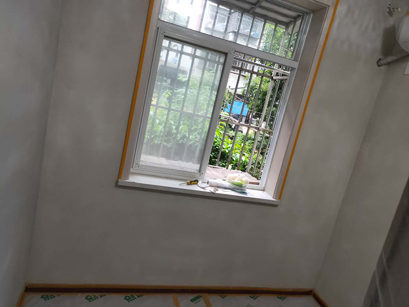 墻面局部修補(bǔ)：墻面修補(bǔ)，一定要做好基層的處理，如果您家是二次裝修墻面時(shí)，沒(méi)有將以前的老墻的墻皮鏟除干凈，或者是只鏟除了表層的膩?zhàn)樱敲葱扪a(bǔ)墻面時(shí)，是會(huì)遺留下高低不平的部分墻皮的，此后，要是接著上刷界面劑或者膩?zhàn)?，那么很可能就?huì)導(dǎo)致新刷的墻面出現(xiàn)開(kāi)裂的情況。舊房要是在長(zhǎng)期使用中受到了來(lái)自外界的沖擊或者震動(dòng)，是有可能造成局部墻面基層與墻體脫離的。 在施工之前，需要先去判斷墻面的膩?zhàn)訉哟藭r(shí)的質(zhì)量問(wèn)題，然后選擇墻面掉色最嚴(yán)重的那一塊，用水濕透后，再用鏟子去用來(lái)鏟，如果沒(méi)有出現(xiàn)分化或者脫落現(xiàn)象，那么說(shuō)明原先的膩?zhàn)訉淤|(zhì)量是比較好的，在去刷上新底漆和面漆就可以了。