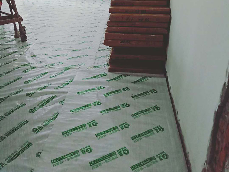 地面成品保護(hù)：滿鋪成品瓦楞紙板，再用干凈彩條布滿鋪在普通石膏板上，在彩條布交接處及轉(zhuǎn)角處用膠帶固定，也可選用木芯板或三夾板。材料選用視上人、車情況而定。 開(kāi)關(guān)插座面板用美紋紙滿包或采用透明塑料蓋保護(hù)。 門(mén)套的保護(hù)方式用原門(mén)框保護(hù)膜，或者多層板或密度板，報(bào)紙，美紋紙保護(hù)