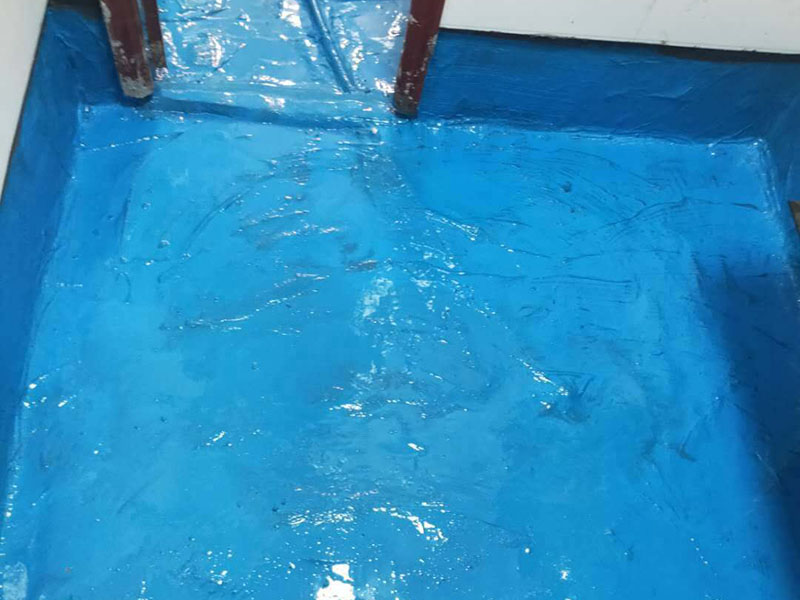 浴室地面防水貼磚:衛(wèi)生間做防水是一項很重要的流程，但很少有人懂衛(wèi)生間防水施工的流程到底要如何，比方說會有人問：衛(wèi)生間的防水在做完后，能不能馬上貼瓷磚呢？一般的防水施工要做2到3遍，而且防水的順序也是有講究的，比如，要先做完墻面防水再貼墻磚，其次才可以做地面防水，再貼地磚。簡單總結(jié)一下，衛(wèi)生間防水的步驟是：先做墻面防水&rarr;貼墻磚&rarr;再做地面防水2-3遍&rarr;固化期5-7天&rarr;閉水實驗合格&rarr;地面做水泥砂漿保護(hù)層&rarr;貼地磚。