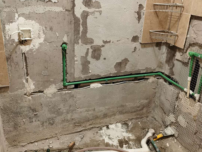 衛(wèi)生間改水管：一般衛(wèi)生間都有分冷熱水管，材質(zhì)多為PPR管，冷熱管之間的間距不能過(guò)近。 衛(wèi)生間水管都是從房頂過(guò)，這樣可以減少人為損壞的幾率。冷熱管的接口、出口處須平行。一般左邊為熱、右邊是冷水管。 管道的線路設(shè)計(jì)應(yīng)是避免彎曲，盡可能遠(yuǎn)離電路。最后，管卡的位置坡度等也應(yīng)符合需求，每個(gè)閥門要安裝平整，方便日后的使用和維護(hù)。 冷、熱水管均為入墻做法，開槽時(shí)需檢查槽的深度，冷熱水管不能同槽。 安裝熱水器進(jìn)出水口時(shí)，進(jìn)水的閥門和進(jìn)氣的閥門一定要考慮并應(yīng)安裝在相應(yīng)的位置。 安裝熱水管時(shí)需注意區(qū)別熱水器的進(jìn)水口和出水口，進(jìn)水口接上總閥門，出水口接通向衛(wèi)生間管道。安裝好后先打開閥門確定下無(wú)漏水等情況存在，最后在衛(wèi)生間安裝好水龍頭、花灑等即可。淋浴水管高度在1.8M--2.1M之間。