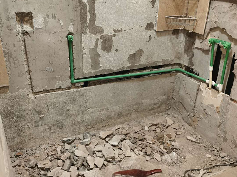 衛(wèi)生間改水管：一般衛(wèi)生間都有分冷熱水管，材質(zhì)多為PPR管，冷熱管之間的間距不能過(guò)近。 衛(wèi)生間水管都是從房頂過(guò)，這樣可以減少人為損壞的幾率。冷熱管的接口、出口處須平行。一般左邊為熱、右邊是冷水管。 管道的線路設(shè)計(jì)應(yīng)是避免彎曲，盡可能遠(yuǎn)離電路。最后，管卡的位置坡度等也應(yīng)符合需求，每個(gè)閥門要安裝平整，方便日后的使用和維護(hù)。 冷、熱水管均為入墻做法，開槽時(shí)需檢查槽的深度，冷熱水管不能同槽。 安裝熱水器進(jìn)出水口時(shí)，進(jìn)水的閥門和進(jìn)氣的閥門一定要考慮并應(yīng)安裝在相應(yīng)的位置。 安裝熱水管時(shí)需注意區(qū)別熱水器的進(jìn)水口和出水口，進(jìn)水口接上總閥門，出水口接通向衛(wèi)生間管道。安裝好后先打開閥門確定下無(wú)漏水等情況存在，最后在衛(wèi)生間安裝好水龍頭、花灑等即可。淋浴水管高度在1.8M--2.1M之間。