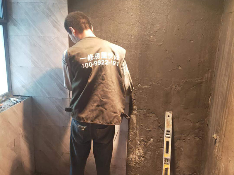 衛(wèi)生間貼磚：測量高度；按照圖紙標(biāo)注的開始鋪貼高度，用尺在墻壁上量出這個高度標(biāo)準(zhǔn)，畫出直線作好記號。 添抹泥漿；將和好的泥漿抹在瓷磚上，泥漿抹得要厚實、均勻，這樣瓷磚才不會空鼓。 做好支架；將做好的支架放在瓷磚下面，支架的作用是支撐起瓷磚，防止瓷磚掉下來。 鋪貼瓷磚；將瓷磚鋪貼在已經(jīng)確定好的位置，動作要迅速敏捷，如果動作太慢，泥漿會掉下來。 敲擊密實；用專用橡皮錘子輕輕敲擊瓷磚，讓瓷磚與墻壁接合緊密，保證瓷磚不會空鼓。 測量平直；用直尺靠在瓷磚上測量，看是否水平垂直，這個步驟很重要，如不平直就要返工。 干透嵌縫；等泥漿完全干透后，用三角刮刀將膩子填進(jìn)瓷磚縫隙，由于縫隙小嵌縫時要非常認(rèn)真。 清潔表面；用抹布將瓷磚上的殘余膩子擦干凈，抹布最好用濕的，如果膩子干了也極容易擦掉。