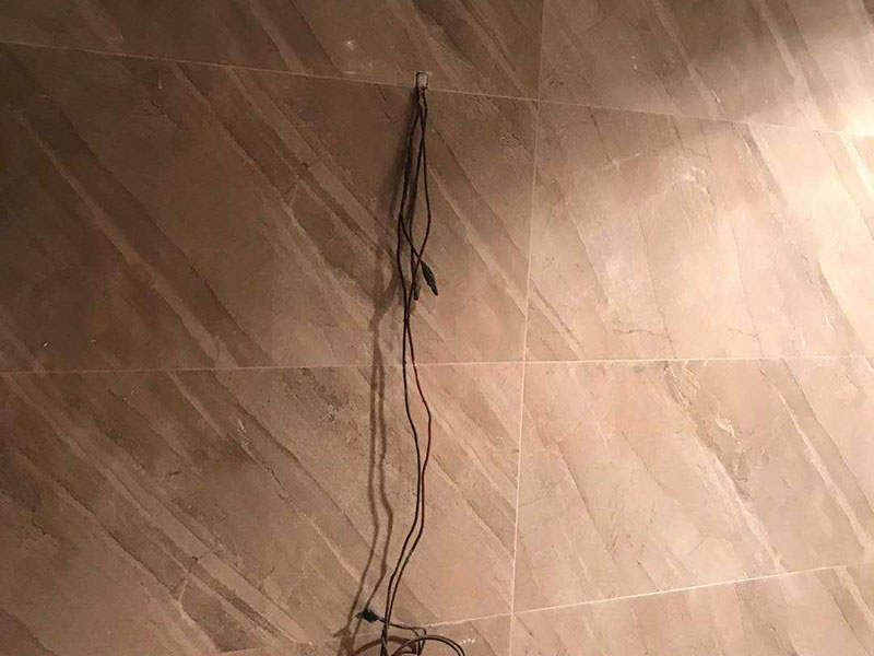 衛(wèi)生間貼磚：測量高度；按照圖紙標(biāo)注的開始鋪貼高度，用尺在墻壁上量出這個高度標(biāo)準(zhǔn)，畫出直線作好記號。 添抹泥漿；將和好的泥漿抹在瓷磚上，泥漿抹得要厚實、均勻，這樣瓷磚才不會空鼓。 做好支架；將做好的支架放在瓷磚下面，支架的作用是支撐起瓷磚，防止瓷磚掉下來。 鋪貼瓷磚；將瓷磚鋪貼在已經(jīng)確定好的位置，動作要迅速敏捷，如果動作太慢，泥漿會掉下來。 敲擊密實；用專用橡皮錘子輕輕敲擊瓷磚，讓瓷磚與墻壁接合緊密，保證瓷磚不會空鼓。 測量平直；用直尺靠在瓷磚上測量，看是否水平垂直，這個步驟很重要，如不平直就要返工。 干透嵌縫；等泥漿完全干透后，用三角刮刀將膩子填進(jìn)瓷磚縫隙，由于縫隙小嵌縫時要非常認(rèn)真。 清潔表面；用抹布將瓷磚上的殘余膩子擦干凈，抹布最好用濕的，如果膩子干了也極容易擦掉。