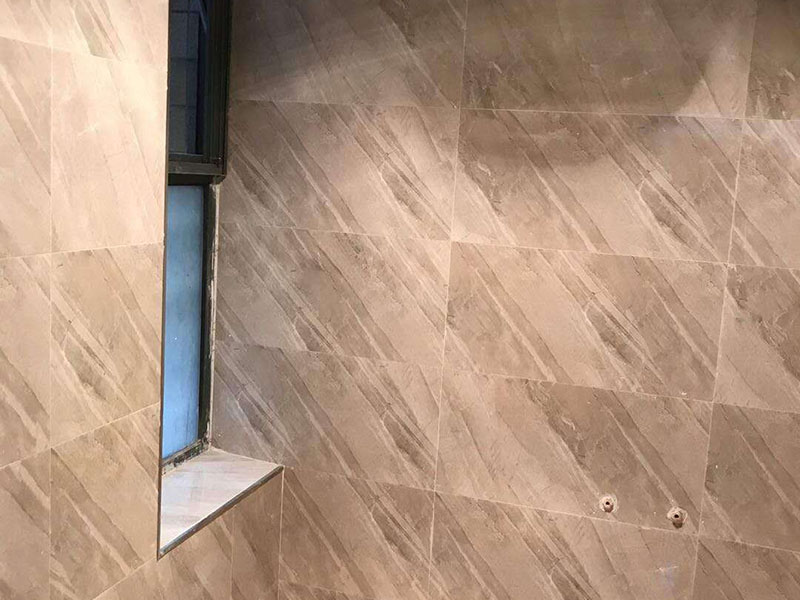 衛(wèi)生間貼磚：測量高度；按照圖紙標(biāo)注的開始鋪貼高度，用尺在墻壁上量出這個高度標(biāo)準(zhǔn)，畫出直線作好記號。 添抹泥漿；將和好的泥漿抹在瓷磚上，泥漿抹得要厚實、均勻，這樣瓷磚才不會空鼓。 做好支架；將做好的支架放在瓷磚下面，支架的作用是支撐起瓷磚，防止瓷磚掉下來。 鋪貼瓷磚；將瓷磚鋪貼在已經(jīng)確定好的位置，動作要迅速敏捷，如果動作太慢，泥漿會掉下來。 敲擊密實；用專用橡皮錘子輕輕敲擊瓷磚，讓瓷磚與墻壁接合緊密，保證瓷磚不會空鼓。 測量平直；用直尺靠在瓷磚上測量，看是否水平垂直，這個步驟很重要，如不平直就要返工。 干透嵌縫；等泥漿完全干透后，用三角刮刀將膩子填進(jìn)瓷磚縫隙，由于縫隙小嵌縫時要非常認(rèn)真。 清潔表面；用抹布將瓷磚上的殘余膩子擦干凈，抹布最好用濕的，如果膩子干了也極容易擦掉。