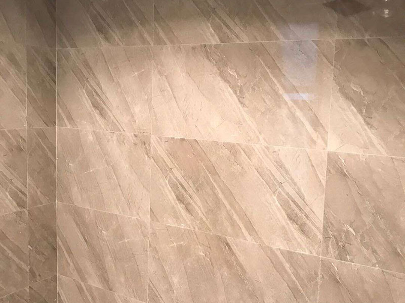 衛(wèi)生間貼磚：測量高度；按照圖紙標(biāo)注的開始鋪貼高度，用尺在墻壁上量出這個高度標(biāo)準(zhǔn)，畫出直線作好記號。 添抹泥漿；將和好的泥漿抹在瓷磚上，泥漿抹得要厚實、均勻，這樣瓷磚才不會空鼓。 做好支架；將做好的支架放在瓷磚下面，支架的作用是支撐起瓷磚，防止瓷磚掉下來。 鋪貼瓷磚；將瓷磚鋪貼在已經(jīng)確定好的位置，動作要迅速敏捷，如果動作太慢，泥漿會掉下來。 敲擊密實；用專用橡皮錘子輕輕敲擊瓷磚，讓瓷磚與墻壁接合緊密，保證瓷磚不會空鼓。 測量平直；用直尺靠在瓷磚上測量，看是否水平垂直，這個步驟很重要，如不平直就要返工。 干透嵌縫；等泥漿完全干透后，用三角刮刀將膩子填進(jìn)瓷磚縫隙，由于縫隙小嵌縫時要非常認(rèn)真。 清潔表面；用抹布將瓷磚上的殘余膩子擦干凈，抹布最好用濕的，如果膩子干了也極容易擦掉。