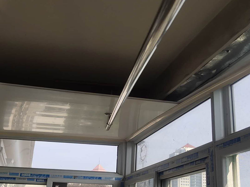 陽臺(tái)吊頂安裝:陽臺(tái)鋁扣板吊頂，首先要依據(jù)樓層標(biāo)高水平線，然后用尺豎向量至頂棚設(shè)計(jì)標(biāo)高，同時(shí)在頂板上彈在龍骨位置線，還要將頂棚的標(biāo)高水平線彈在墻面上。 在可使用木龍骨，也能夠使用輕鋼龍骨的情況下盡可能使用輕鋼龍骨。這是由于木材的漲縮比較大，容易致使結(jié)構(gòu)變形。 設(shè)計(jì)以及施工中注意伸縮縫。每一道接縫處都應(yīng)留有伸縮縫，并倒成四五度角，以避免應(yīng)力積累。 輕鋼龍骨或者木龍骨安裝平整，間距規(guī)范。 自攻釘要均勻散布，保證每一顆自攻釘經(jīng)受的力接近，否則易構(gòu)成邊鎖反映使結(jié)構(gòu)失去不亂性而發(fā)生變形裂痕。