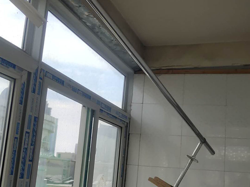 陽臺(tái)吊頂安裝:陽臺(tái)鋁扣板吊頂，首先要依據(jù)樓層標(biāo)高水平線，然后用尺豎向量至頂棚設(shè)計(jì)標(biāo)高，同時(shí)在頂板上彈在龍骨位置線，還要將頂棚的標(biāo)高水平線彈在墻面上。 在可使用木龍骨，也能夠使用輕鋼龍骨的情況下盡可能使用輕鋼龍骨。這是由于木材的漲縮比較大，容易致使結(jié)構(gòu)變形。 設(shè)計(jì)以及施工中注意伸縮縫。每一道接縫處都應(yīng)留有伸縮縫，并倒成四五度角，以避免應(yīng)力積累。 輕鋼龍骨或者木龍骨安裝平整，間距規(guī)范。 自攻釘要均勻散布，保證每一顆自攻釘經(jīng)受的力接近，否則易構(gòu)成邊鎖反映使結(jié)構(gòu)失去不亂性而發(fā)生變形裂痕。