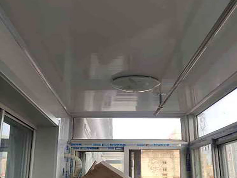 陽臺(tái)吊頂安裝:陽臺(tái)鋁扣板吊頂，首先要依據(jù)樓層標(biāo)高水平線，然后用尺豎向量至頂棚設(shè)計(jì)標(biāo)高，同時(shí)在頂板上彈在龍骨位置線，還要將頂棚的標(biāo)高水平線彈在墻面上。 在可使用木龍骨，也能夠使用輕鋼龍骨的情況下盡可能使用輕鋼龍骨。這是由于木材的漲縮比較大，容易致使結(jié)構(gòu)變形。 設(shè)計(jì)以及施工中注意伸縮縫。每一道接縫處都應(yīng)留有伸縮縫，并倒成四五度角，以避免應(yīng)力積累。 輕鋼龍骨或者木龍骨安裝平整，間距規(guī)范。 自攻釘要均勻散布，保證每一顆自攻釘經(jīng)受的力接近，否則易構(gòu)成邊鎖反映使結(jié)構(gòu)失去不亂性而發(fā)生變形裂痕。