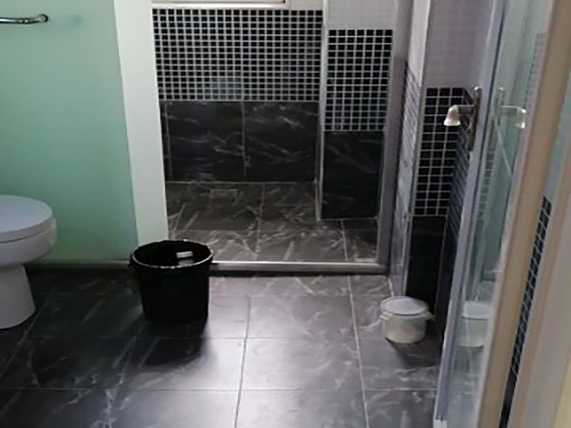 浴室防水貼磚裝修：一是墻磚應(yīng)從下向上鋪貼,且一面墻不能一次貼到頂,接縫一般為1~3毫米; 二是鋪貼前要先處理墻面的平整,處理裂縫; 三是粘結(jié)材料的涂抹要中間稍高于四周,用橡膠錘敲擊表面以固定,這樣一來可以避免空氣積存于粘結(jié)層中。同時要進行水平檢測; 四是粘結(jié)材料要挑和適當(dāng),一般墻面水泥與沙比例為1:4,地面水泥與沙比例為1:32. 地面要打平。有一些土建地面是不平的,遇到這種情況大家應(yīng)該把不平的地方用水泥沙漿鋪平。鋪設(shè)時可以用不同的色彩的瓷磚(較深色的)把周圍框起來,而框內(nèi)的瓷磚用較淺色的。當(dāng)然,廚房跟廁所的地面一定要有傾斜度,這樣是為了方便排水