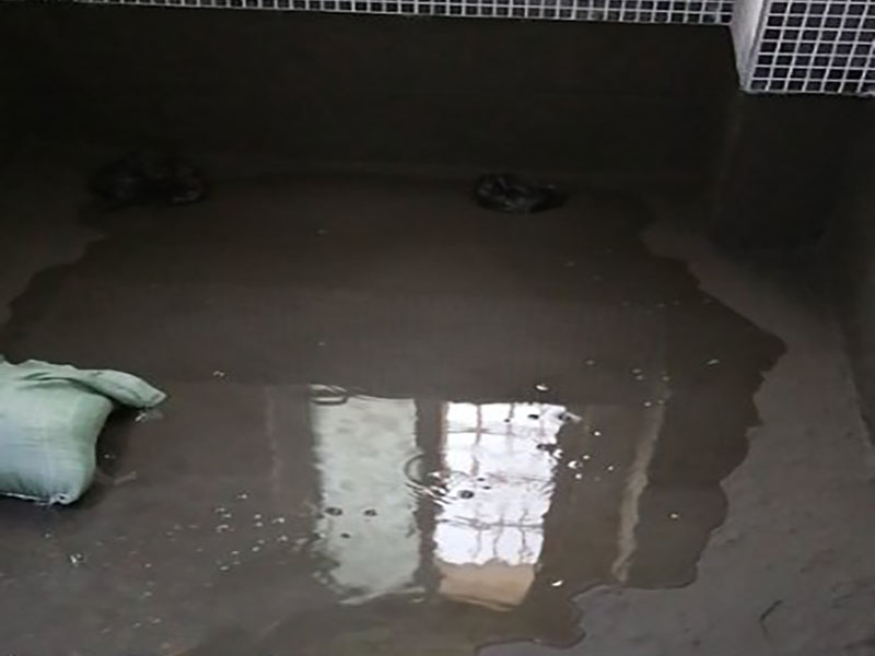 浴室防水貼磚裝修：一是墻磚應(yīng)從下向上鋪貼,且一面墻不能一次貼到頂,接縫一般為1~3毫米; 二是鋪貼前要先處理墻面的平整,處理裂縫; 三是粘結(jié)材料的涂抹要中間稍高于四周,用橡膠錘敲擊表面以固定,這樣一來可以避免空氣積存于粘結(jié)層中。同時要進行水平檢測; 四是粘結(jié)材料要挑和適當(dāng),一般墻面水泥與沙比例為1:4,地面水泥與沙比例為1:32. 地面要打平。有一些土建地面是不平的,遇到這種情況大家應(yīng)該把不平的地方用水泥沙漿鋪平。鋪設(shè)時可以用不同的色彩的瓷磚(較深色的)把周圍框起來,而框內(nèi)的瓷磚用較淺色的。當(dāng)然,廚房跟廁所的地面一定要有傾斜度,這樣是為了方便排水