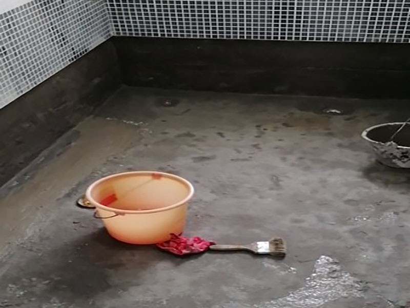 浴室防水貼磚裝修：一是墻磚應(yīng)從下向上鋪貼,且一面墻不能一次貼到頂,接縫一般為1~3毫米; 二是鋪貼前要先處理墻面的平整,處理裂縫; 三是粘結(jié)材料的涂抹要中間稍高于四周,用橡膠錘敲擊表面以固定,這樣一來可以避免空氣積存于粘結(jié)層中。同時要進行水平檢測; 四是粘結(jié)材料要挑和適當(dāng),一般墻面水泥與沙比例為1:4,地面水泥與沙比例為1:32. 地面要打平。有一些土建地面是不平的,遇到這種情況大家應(yīng)該把不平的地方用水泥沙漿鋪平。鋪設(shè)時可以用不同的色彩的瓷磚(較深色的)把周圍框起來,而框內(nèi)的瓷磚用較淺色的。當(dāng)然,廚房跟廁所的地面一定要有傾斜度,這樣是為了方便排水