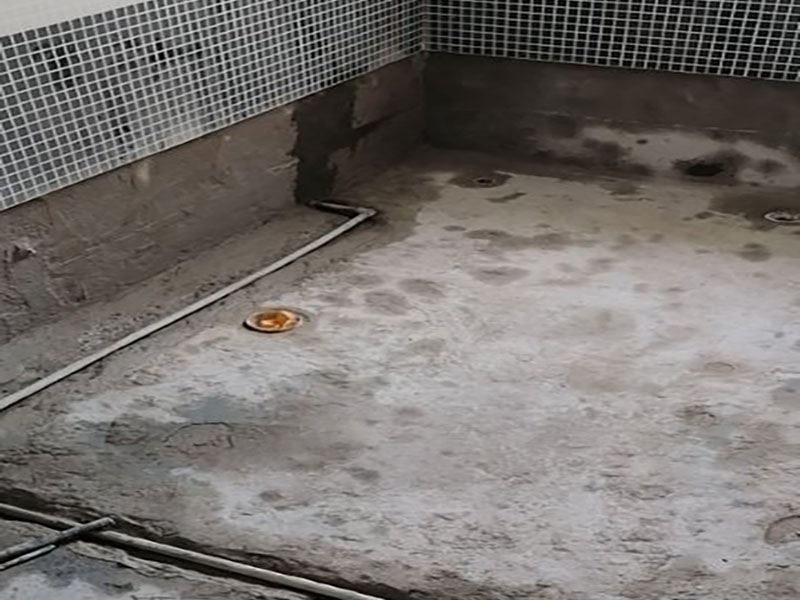 浴室防水貼磚裝修：一是墻磚應(yīng)從下向上鋪貼,且一面墻不能一次貼到頂,接縫一般為1~3毫米; 二是鋪貼前要先處理墻面的平整,處理裂縫; 三是粘結(jié)材料的涂抹要中間稍高于四周,用橡膠錘敲擊表面以固定,這樣一來可以避免空氣積存于粘結(jié)層中。同時要進行水平檢測; 四是粘結(jié)材料要挑和適當(dāng),一般墻面水泥與沙比例為1:4,地面水泥與沙比例為1:32. 地面要打平。有一些土建地面是不平的,遇到這種情況大家應(yīng)該把不平的地方用水泥沙漿鋪平。鋪設(shè)時可以用不同的色彩的瓷磚(較深色的)把周圍框起來,而框內(nèi)的瓷磚用較淺色的。當(dāng)然,廚房跟廁所的地面一定要有傾斜度,這樣是為了方便排水