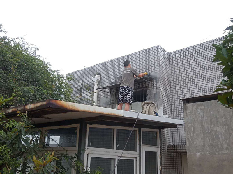 窗戶外墻防水切割：1、外墻防水不建議用防水涂料，防水涂料施工后需要做一層保護(hù)層；2、防水需要在水泥基面施工，如果貼了瓷磚，還需要把瓷磚鏟除再施工；3、外墻防水最好使用砂漿防水劑，做好后可以與原有的水泥基面形成一個(gè)整體，且不會(huì)被雨水中的酸、堿等物質(zhì)破壞。