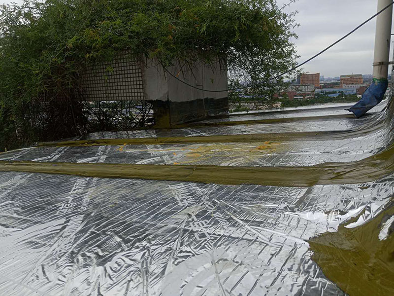 露臺(tái)頂面防水:將原防水層鏟除之后，再找平，將原來下部保溫層里存的水進(jìn)行排干，設(shè)一些排氣孔做排氣措施，將保溫層里的水分排干。 把基面處理成堅(jiān)固、平整、干凈，無灰塵、油膩、蠟等以及其它碎屑物質(zhì)；基面有孔隙、裂縫、不平等缺陷的，須預(yù)先用水泥砂漿修補(bǔ)抹平，確?；娉浞譂駶?，但無明水，有泛水坡度。 防水材料建議選擇柔嫩型的聚合物水泥基防水涂/漿料，這類產(chǎn)品是水性涂料、無毒無害無污染、和水泥基材粘接緊密、使用壽命長、防水效果強(qiáng)。 做好坡度3&deg;的排水坡；柔韌型的防水涂料前后兩次呈&ldquo;十&rdquo;字涂刷兩遍，總厚度不超過2㎜。