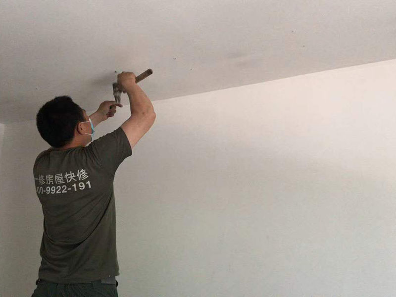 電路燈具安裝：不同類(lèi)別的燈具，不同場(chǎng)所的其安裝方法可以有著萬(wàn)千差別的。但總結(jié)起來(lái)大的安裝燈具的流程可以歸納為：1，首先對(duì)需要安裝燈具的場(chǎng)所作照明需求設(shè)計(jì)-包括照度需求的設(shè)計(jì)，燈具類(lèi)別的選用確定，照明電路規(guī)劃設(shè)計(jì)等； 2.做好設(shè)計(jì)后便是照明電路鋪設(shè)（包括布燈點(diǎn)位及其開(kāi)關(guān)控制位置和方式的確定）這個(gè)過(guò)程可能需要與其它工程工序相配合進(jìn)行的，而且必須注意的是暫時(shí)不要讓線路接通電源，慎防意外 3.接下來(lái)就是開(kāi)關(guān)制合的安裝，燈具的固定安裝后，一一反復(fù)檢查電路燈具安裝的正確，確保正確后再一個(gè)一個(gè)地試通電驗(yàn)證調(diào)試，確保與設(shè)計(jì)要求相符合