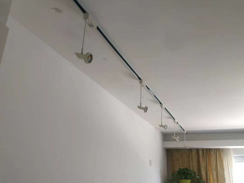 電路燈具安裝：不同類(lèi)別的燈具，不同場(chǎng)所的其安裝方法可以有著萬(wàn)千差別的。但總結(jié)起來(lái)大的安裝燈具的流程可以歸納為：1，首先對(duì)需要安裝燈具的場(chǎng)所作照明需求設(shè)計(jì)-包括照度需求的設(shè)計(jì)，燈具類(lèi)別的選用確定，照明電路規(guī)劃設(shè)計(jì)等； 2.做好設(shè)計(jì)后便是照明電路鋪設(shè)（包括布燈點(diǎn)位及其開(kāi)關(guān)控制位置和方式的確定）這個(gè)過(guò)程可能需要與其它工程工序相配合進(jìn)行的，而且必須注意的是暫時(shí)不要讓線路接通電源，慎防意外 3.接下來(lái)就是開(kāi)關(guān)制合的安裝，燈具的固定安裝后，一一反復(fù)檢查電路燈具安裝的正確，確保正確后再一個(gè)一個(gè)地試通電驗(yàn)證調(diào)試，確保與設(shè)計(jì)要求相符合