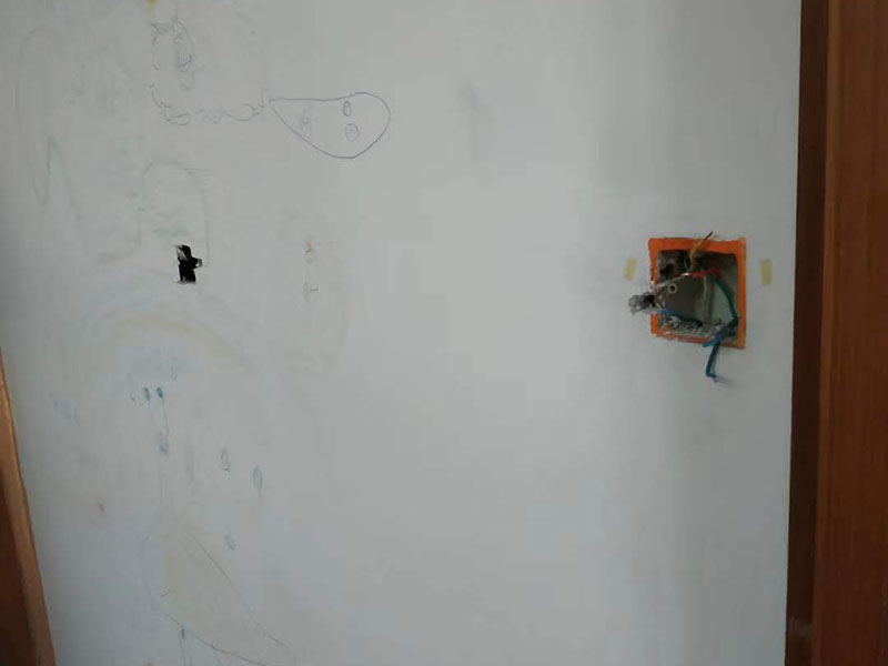 電路燈具安裝：不同類(lèi)別的燈具，不同場(chǎng)所的其安裝方法可以有著萬(wàn)千差別的。但總結(jié)起來(lái)大的安裝燈具的流程可以歸納為：1，首先對(duì)需要安裝燈具的場(chǎng)所作照明需求設(shè)計(jì)-包括照度需求的設(shè)計(jì)，燈具類(lèi)別的選用確定，照明電路規(guī)劃設(shè)計(jì)等； 2.做好設(shè)計(jì)后便是照明電路鋪設(shè)（包括布燈點(diǎn)位及其開(kāi)關(guān)控制位置和方式的確定）這個(gè)過(guò)程可能需要與其它工程工序相配合進(jìn)行的，而且必須注意的是暫時(shí)不要讓線路接通電源，慎防意外 3.接下來(lái)就是開(kāi)關(guān)制合的安裝，燈具的固定安裝后，一一反復(fù)檢查電路燈具安裝的正確，確保正確后再一個(gè)一個(gè)地試通電驗(yàn)證調(diào)試，確保與設(shè)計(jì)要求相符合