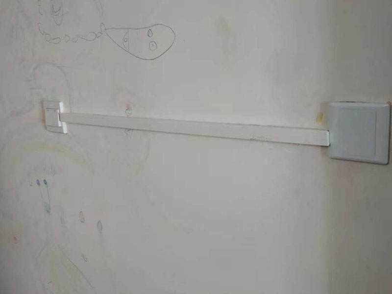 電路燈具安裝：不同類(lèi)別的燈具，不同場(chǎng)所的其安裝方法可以有著萬(wàn)千差別的。但總結(jié)起來(lái)大的安裝燈具的流程可以歸納為：1，首先對(duì)需要安裝燈具的場(chǎng)所作照明需求設(shè)計(jì)-包括照度需求的設(shè)計(jì)，燈具類(lèi)別的選用確定，照明電路規(guī)劃設(shè)計(jì)等； 2.做好設(shè)計(jì)后便是照明電路鋪設(shè)（包括布燈點(diǎn)位及其開(kāi)關(guān)控制位置和方式的確定）這個(gè)過(guò)程可能需要與其它工程工序相配合進(jìn)行的，而且必須注意的是暫時(shí)不要讓線路接通電源，慎防意外 3.接下來(lái)就是開(kāi)關(guān)制合的安裝，燈具的固定安裝后，一一反復(fù)檢查電路燈具安裝的正確，確保正確后再一個(gè)一個(gè)地試通電驗(yàn)證調(diào)試，確保與設(shè)計(jì)要求相符合