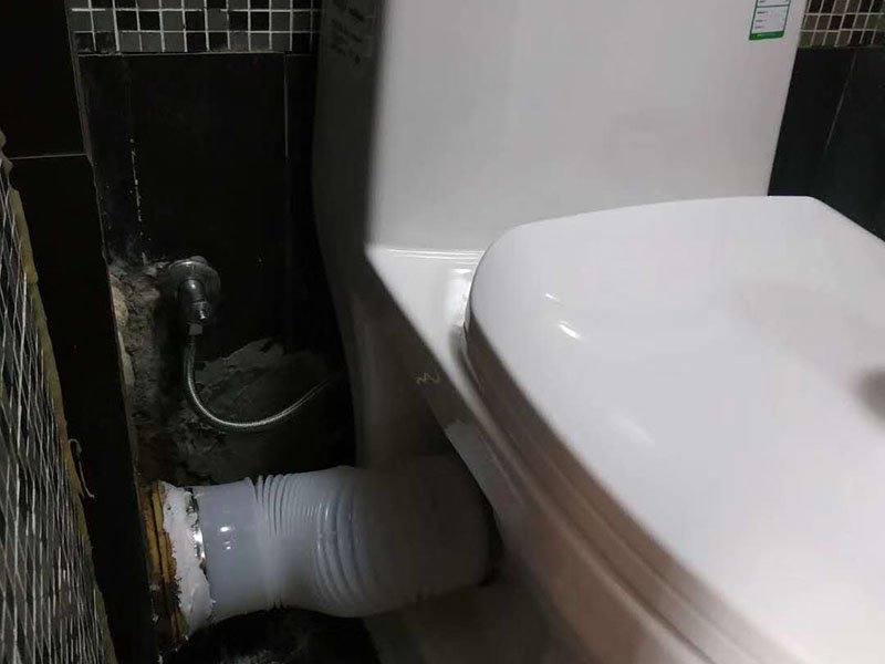 馬桶側(cè)水管安裝:先將之前的舊水管拆掉，先取下兩邊的固定物，在用鉗子將鐵絲擰好，接下來就是把管子取下來，舊水管長時間使用了，一般都會出現(xiàn)老化的現(xiàn)象，這時候沒有彈性直接掰掉就可以了。 在通便管道的那頭接口，原本的膠皮還黏在上邊，這個時候就需要將這個原本的膠給敲掉。不然新管是不能套進去的?？梢杂梅彩苛謥碜屔厦娴匿P跡化解掉。在套新管的還是比較難的，可以利用到剛剛的舊衣服來擦手，然后在慢慢套管的時候非常困難。廢舊衣物此時可以用來擦手。套管的時候需要先用鐵圈對膠皮管口進行固定，不然對接上之后，就帶不上了。 到用舊衣服鋪在馬桶上，是因為我們在安裝馬桶排水管的時候，需要接觸到馬桶，所以需要找些衣服來墊著，這樣就不會被馬桶擱的疼。如果是已經(jīng)將馬桶排水管安裝好，那就可以來試試沖水看看，如果是下水很順暢那就是安裝成功