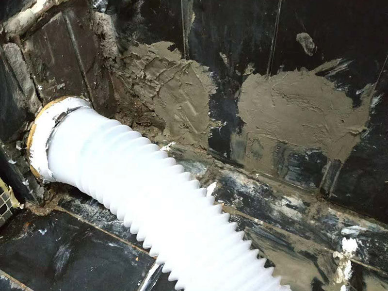 馬桶側(cè)水管安裝:先將之前的舊水管拆掉，先取下兩邊的固定物，在用鉗子將鐵絲擰好，接下來就是把管子取下來，舊水管長時間使用了，一般都會出現(xiàn)老化的現(xiàn)象，這時候沒有彈性直接掰掉就可以了。 在通便管道的那頭接口，原本的膠皮還黏在上邊，這個時候就需要將這個原本的膠給敲掉。不然新管是不能套進去的?？梢杂梅彩苛謥碜屔厦娴匿P跡化解掉。在套新管的還是比較難的，可以利用到剛剛的舊衣服來擦手，然后在慢慢套管的時候非常困難。廢舊衣物此時可以用來擦手。套管的時候需要先用鐵圈對膠皮管口進行固定，不然對接上之后，就帶不上了。 到用舊衣服鋪在馬桶上，是因為我們在安裝馬桶排水管的時候，需要接觸到馬桶，所以需要找些衣服來墊著，這樣就不會被馬桶擱的疼。如果是已經(jīng)將馬桶排水管安裝好，那就可以來試試沖水看看，如果是下水很順暢那就是安裝成功