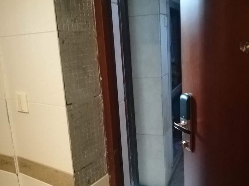 墻面瓷磚脫落：瓷磚破了很多的小洞,建議您直接用水泥粘上一些互補(bǔ)或同色的馬賽克瓷磚做點(diǎn)綴!我給您說說地磚如何清潔和保養(yǎng)吧。1、瓷磚日常清洗可選用洗潔精、肥皂等進(jìn)行清洗;2、用肥皂加少許氨水與松節(jié)油的混合液,清洗瓷磚可使瓷磚更有光潔;3、生活中,如有茶水或其它日常生活用品附著在瓷磚上面應(yīng)及時(shí)擦洗干凈,必要時(shí)應(yīng)用相應(yīng)清潔用品清洗。4、拋光磚應(yīng)定期對(duì)其打蠟處理,時(shí)間處理為2―3個(gè)月為宜;磚面如出現(xiàn)劃痕,可在劃痕處涂抹牙膏。用干布擦拭可修復(fù)。磚與磚縫隙處可不定期用去污膏去污垢,再在縫隙刷一層防水劑可防霉菌生長。5、另外房間內(nèi)可以買些吸塵的植物回來擺放,這樣可以減少室內(nèi)的灰塵污染。6、的給室內(nèi)各個(gè)部分的裝飾、柜子、墻面、天花吊頂、裝飾品等進(jìn)行清潔,濕抹布抹就可以了。7、養(yǎng)成良好的生活習(xí)慣會(huì)減少室內(nèi)灰塵的污染。