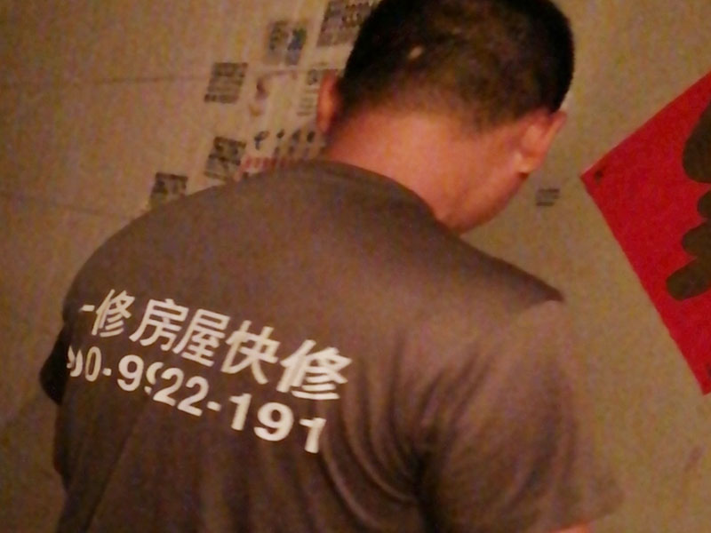 墻面粉刷翻新：在舊墻面上重新刷乳膠漆之前，一般先要對舊墻上的油污、浮灰、空鼓或裂紋等做處理，清除浮灰，鏟除起砂翹皮等部位，對油污的部位，應(yīng)先將原有涂層鏟除，不能鏟除應(yīng)徹底清洗干凈，墻面清理完畢，在用膩子批刮兩道。盡量用較細的砂紙，通常質(zhì)地較松軟的膩子用400-500號的砂紙，質(zhì)地較硬的用360-400號為佳，假如砂紙?zhí)值脑挄粝潞苌畹纳昂?，刷漆是掩蓋不掉的。打磨結(jié)束必定。墻面底漆很重要，特別對舊墻刷新來說，如果直接上面漆墻面容易起泡發(fā)霉，日照久了墻面顏色也容易出現(xiàn)變化。刷底漆時一定要注意刷勻，確保墻面每個地方都刷到。刷底漆時滾筒選擇也很重要，不好的滾筒涂刷效果較差，會直接影響到面漆效果。