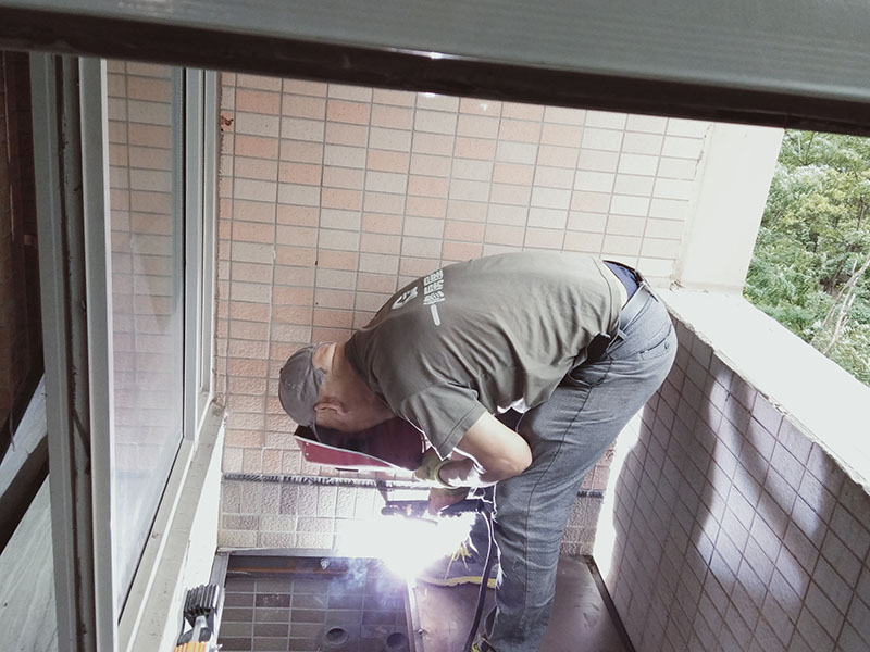 陽臺電焊鋼結(jié)構(gòu)：手工電弧焊的焊接過程是從引弧開始的，引弧方法有擦劃法引弧和直擊法引弧。 1.擦劃法引弧是先將焊條前端對準(zhǔn)焊件，然后將手腕扭轉(zhuǎn)，使焊條在焊件表面輕微劃一 下，焊條提起2-4mm，即在空氣中產(chǎn)生電弧，后將電弧長度保持在焊條直徑允許的范圍。 2.直擊法引弧是將手腕下彎，焊條輕微碰一下焊件。