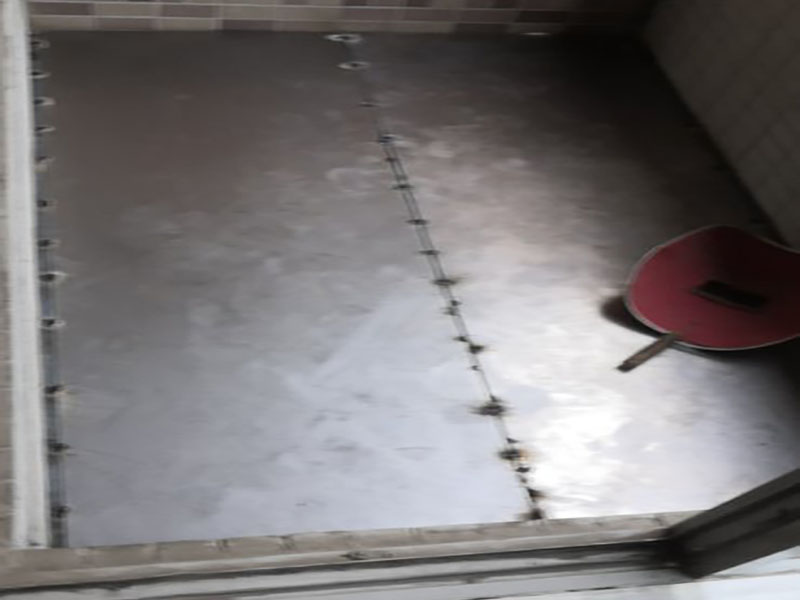 陽臺電焊鋼結(jié)構(gòu)：手工電弧焊的焊接過程是從引弧開始的，引弧方法有擦劃法引弧和直擊法引弧。 1.擦劃法引弧是先將焊條前端對準(zhǔn)焊件，然后將手腕扭轉(zhuǎn)，使焊條在焊件表面輕微劃一 下，焊條提起2-4mm，即在空氣中產(chǎn)生電弧，后將電弧長度保持在焊條直徑允許的范圍。 2.直擊法引弧是將手腕下彎，焊條輕微碰一下焊件。