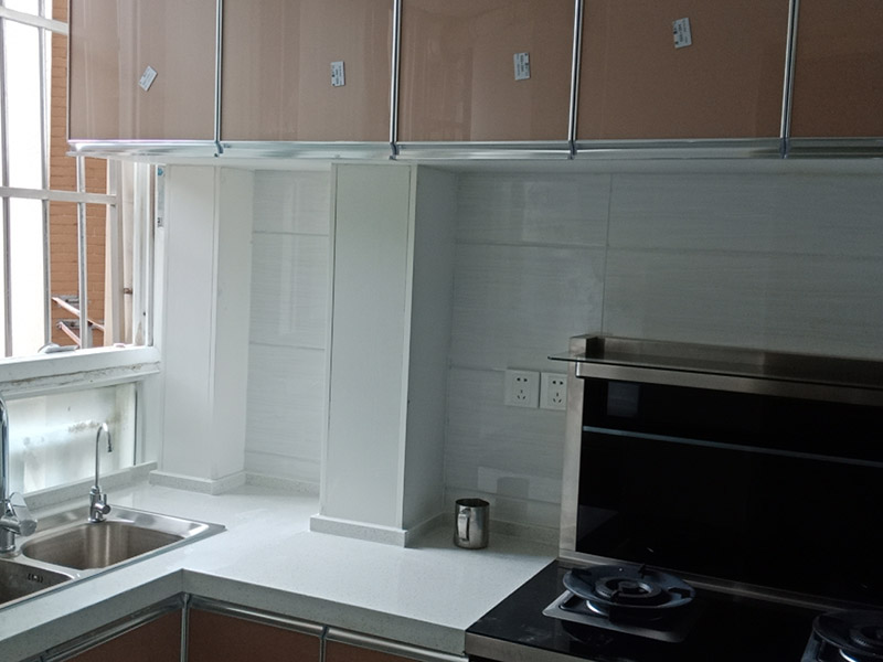 廚房翻新裝修：對于廚房翻新或改造來說，首先要做好的就是廚房的成品保護(hù)，成品保護(hù)的話不僅能夠保護(hù)好原來放置在廚房不能移動的東西外，還要對地面和墻面等各個方面做好保護(hù)，放置對做好的東西造成二次污染。 對該進(jìn)行保護(hù)的家具和物品保護(hù)之后，就可以開始對廚房中不合理的地方根據(jù)設(shè)計圖和現(xiàn)場的規(guī)劃進(jìn)行打拆工作了，這里要注意的是一定要根據(jù)事先布局好的圖紙進(jìn)行施工，要查看好水電圖和現(xiàn)場布局圖，有沉重墻的地方要特別注意?，F(xiàn)場打拆完之后就要安排人員把物品進(jìn)行清理了。