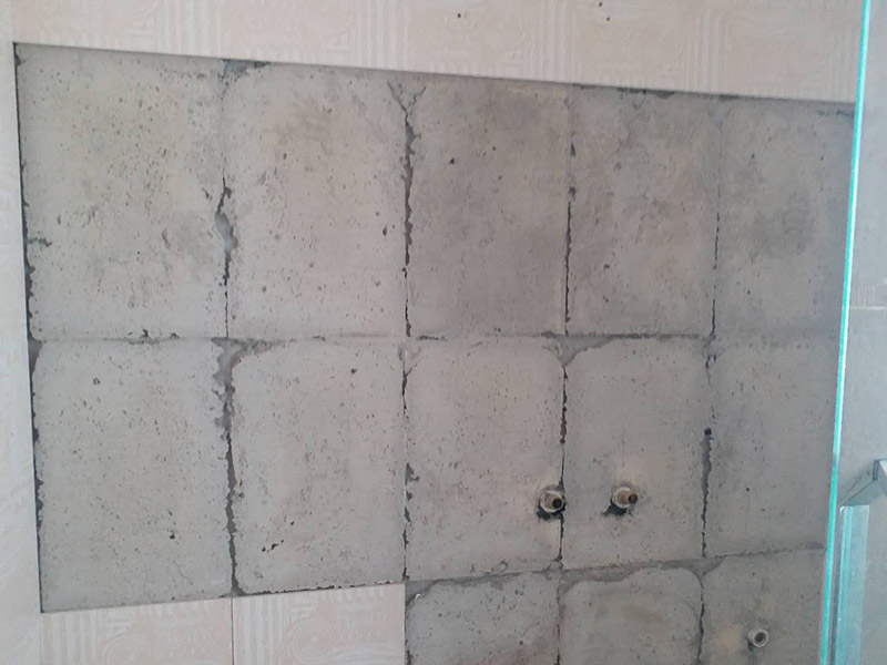 衛(wèi)生間瓷磚鋪貼：基層處理--抹底子灰--彈線排磚--侵磚--鑲貼--擦縫--交工驗(yàn)收 首先進(jìn)行地面清掃，不打掃干凈會翹邊、空鼓的;放水平du線然后分塊;地面要濕潤進(jìn)行灑水;采用兩種砂漿，打砂漿的基層，一般要進(jìn)行干鋪;地磚是不是出現(xiàn)了空鼓是很重要的;還要在磚底涂抹上漿;鋪貼的時(shí)候要用橡皮錘敲擊，做拉縫、表面清理，對瓷磚進(jìn)行勾縫處理即可。最重要的是保護(hù)好成品，以防造成污染和損傷。