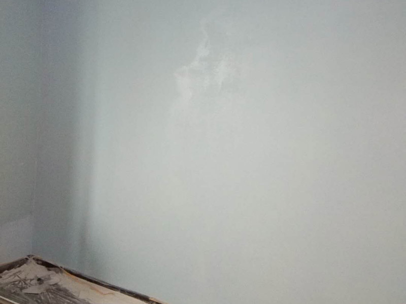 臥室乳膠漆粉刷：1、基層處理。先將裝修表面上的灰塊、浮渣等雜物用開(kāi)鏟除，如表面有油污，應(yīng)用清洗劑和清水洗凈，干燥后再用棕刷將表面灰塵清掃干凈表面清掃后，用水與界面劑(配合比為10：1)的稀釋液滾刷一邊，再用底層石膏或嵌縫石膏將底層不平處填補(bǔ)好，石膏干透后局部需貼牛皮紙或?qū)Ｓ脡Σ歼M(jìn)行防裂處理，干透后進(jìn)行下一步施工 2、滿(mǎn)刮兩遍膩?zhàn)?。一遍?yīng)用膠皮刮板滿(mǎn)刮，要求橫向刮抹平整、均勻、光滑，密實(shí)平整，線(xiàn)角及邊棱整齊為度。 3、底層涂料。施工應(yīng)在干燥、清潔、牢固的層表面上進(jìn)行，噴涂一遍，涂層需均勻，不得漏涂。 4、中層涂料施工。涂刷一遍中層涂料前如發(fā)現(xiàn)有不平整之處，用膩?zhàn)友a(bǔ)平磨光。涂料在使用前應(yīng)用手提電動(dòng)攪拌充分?jǐn)嚢杈鶆?。如稠度較大，可適當(dāng)加清水稀釋?zhuān)看渭铀啃枰恢?，不得稀稠不一。然后將涂料倒入托盤(pán)，用涂料滾