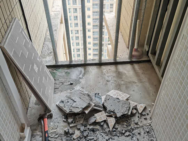 陽臺(tái)瓷磚鋪貼：準(zhǔn)備粘結(jié)劑前，瓷磚不應(yīng)浸水，但要用鋼絲刷除去磚背面的松散物質(zhì)，并用濕布抹去磚背的浮塵。然后按照生產(chǎn)商建議的比例將水或乳液放到攪拌桶中攪拌直至粘結(jié)劑均勻無結(jié)塊。初始攪拌后的粘結(jié)劑應(yīng)靜置在攪拌桶中，直到生產(chǎn)商推薦的熟化時(shí)間過后攪拌一下再使用。 在鋪壓瓷磚前，在瓷磚背面也批一薄層粘結(jié)劑。這種雙批法雖然用的材料和工時(shí)比較多，但卻能夠保證粘貼的質(zhì)量和耐久性。 在粘結(jié)劑量置晾時(shí)間內(nèi)，將準(zhǔn)備好的瓷磚鋪壓到位，垂直于梳理方向輕微搓動(dòng)以排出磚下的空氣。鋪貼到位后用橡皮錘輕擊，用尺寸合適的十字定位架來調(diào)整表面平整度及接縫的平直。