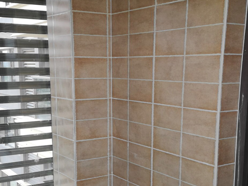 陽臺(tái)改造裝修：通常家&lrm;里種&lrm;的&lrm;綠植都會(huì)放在陽臺(tái)上，&lrm;所以&lrm;將陽臺(tái)改造成花園是最&lrm;常&lrm;見也是最簡(jiǎn)單&lrm;的，&lrm;無論&lrm;家里是開放&lrm;式&lrm;陽臺(tái)還是封閉式&lrm;陽臺(tái)，&lrm;都可&lrm;以&lrm;進(jìn)行&lrm;改造。 陽臺(tái)跟客廳、臥房的不同在于可以享受陽光沐浴、清風(fēng)拂面的感覺，可以在陽臺(tái)上擺放幾張舒服的座椅，放置一個(gè)小茶幾，或者掛一個(gè)吊椅，使陽臺(tái)既可以成為下午茶專區(qū)，也能成為偶爾閑坐、休息的小角落。 如果想要保留陽臺(tái)的生活用途，可以把洗衣機(jī)搬到陽臺(tái)，改造成一個(gè)洗衣區(qū)，這樣不僅將洗、晾、曬的過程集中在一個(gè)區(qū)域，還能兼顧手洗、儲(chǔ)物的功能。