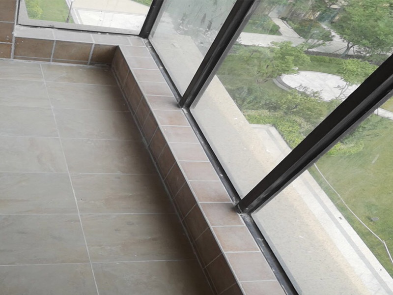 陽臺(tái)改造裝修：通常家&lrm;里種&lrm;的&lrm;綠植都會(huì)放在陽臺(tái)上，&lrm;所以&lrm;將陽臺(tái)改造成花園是最&lrm;常&lrm;見也是最簡(jiǎn)單&lrm;的，&lrm;無論&lrm;家里是開放&lrm;式&lrm;陽臺(tái)還是封閉式&lrm;陽臺(tái)，&lrm;都可&lrm;以&lrm;進(jìn)行&lrm;改造。 陽臺(tái)跟客廳、臥房的不同在于可以享受陽光沐浴、清風(fēng)拂面的感覺，可以在陽臺(tái)上擺放幾張舒服的座椅，放置一個(gè)小茶幾，或者掛一個(gè)吊椅，使陽臺(tái)既可以成為下午茶專區(qū)，也能成為偶爾閑坐、休息的小角落。 如果想要保留陽臺(tái)的生活用途，可以把洗衣機(jī)搬到陽臺(tái)，改造成一個(gè)洗衣區(qū)，這樣不僅將洗、晾、曬的過程集中在一個(gè)區(qū)域，還能兼顧手洗、儲(chǔ)物的功能。