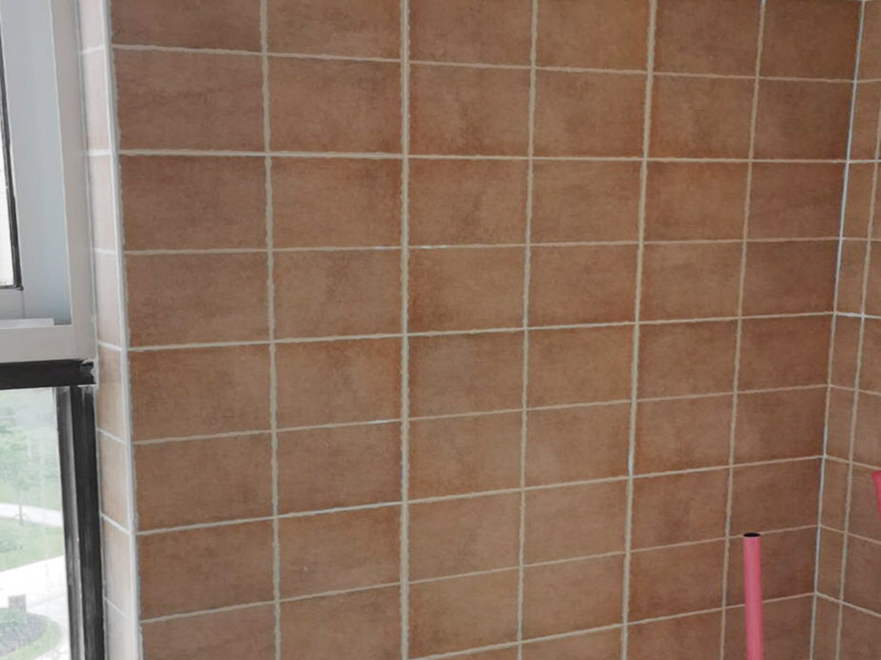 陽臺(tái)改造裝修：通常家&lrm;里種&lrm;的&lrm;綠植都會(huì)放在陽臺(tái)上，&lrm;所以&lrm;將陽臺(tái)改造成花園是最&lrm;常&lrm;見也是最簡(jiǎn)單&lrm;的，&lrm;無論&lrm;家里是開放&lrm;式&lrm;陽臺(tái)還是封閉式&lrm;陽臺(tái)，&lrm;都可&lrm;以&lrm;進(jìn)行&lrm;改造。 陽臺(tái)跟客廳、臥房的不同在于可以享受陽光沐浴、清風(fēng)拂面的感覺，可以在陽臺(tái)上擺放幾張舒服的座椅，放置一個(gè)小茶幾，或者掛一個(gè)吊椅，使陽臺(tái)既可以成為下午茶專區(qū)，也能成為偶爾閑坐、休息的小角落。 如果想要保留陽臺(tái)的生活用途，可以把洗衣機(jī)搬到陽臺(tái)，改造成一個(gè)洗衣區(qū)，這樣不僅將洗、晾、曬的過程集中在一個(gè)區(qū)域，還能兼顧手洗、儲(chǔ)物的功能。