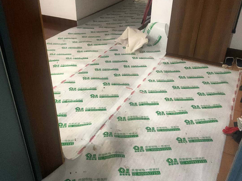 廁所重新裝修：老房衛(wèi)生間改造水電路改造很重要，會直接影響日后的生活使用，所以在改造過程中需要嚴(yán)防死守。避水測試，檢測防水層是否良好。一般衛(wèi)浴間的防水層為1.8米，其他墻面防水層高度為1米，地面防水返高30厘米。 當(dāng)然，如果老房衛(wèi)生間改造時(shí)沒有進(jìn)行水路改造的情況下，也是需要進(jìn)行檢查防水層是否完好的操作流程。老房衛(wèi)生間改造中隨意鉆孔開槽都會造成防水層的損壞，因此，老房衛(wèi)生間改造進(jìn)行拆除磚墻的裝修流程后，應(yīng)當(dāng)重新進(jìn)行避水試驗(yàn)，保證原來存有的防水系統(tǒng)不會出現(xiàn)任何問題。