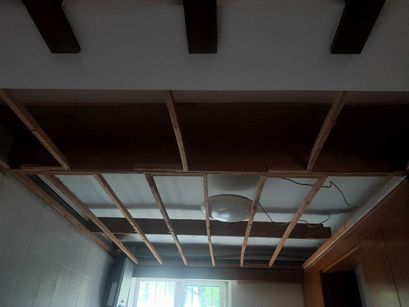 廁所重新裝修：老房衛(wèi)生間改造水電路改造很重要，會直接影響日后的生活使用，所以在改造過程中需要嚴(yán)防死守。避水測試，檢測防水層是否良好。一般衛(wèi)浴間的防水層為1.8米，其他墻面防水層高度為1米，地面防水返高30厘米。 當(dāng)然，如果老房衛(wèi)生間改造時(shí)沒有進(jìn)行水路改造的情況下，也是需要進(jìn)行檢查防水層是否完好的操作流程。老房衛(wèi)生間改造中隨意鉆孔開槽都會造成防水層的損壞，因此，老房衛(wèi)生間改造進(jìn)行拆除磚墻的裝修流程后，應(yīng)當(dāng)重新進(jìn)行避水試驗(yàn)，保證原來存有的防水系統(tǒng)不會出現(xiàn)任何問題。