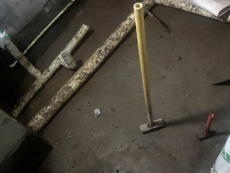 廁所重新裝修：老房衛(wèi)生間改造水電路改造很重要，會直接影響日后的生活使用，所以在改造過程中需要嚴(yán)防死守。避水測試，檢測防水層是否良好。一般衛(wèi)浴間的防水層為1.8米，其他墻面防水層高度為1米，地面防水返高30厘米。 當(dāng)然，如果老房衛(wèi)生間改造時(shí)沒有進(jìn)行水路改造的情況下，也是需要進(jìn)行檢查防水層是否完好的操作流程。老房衛(wèi)生間改造中隨意鉆孔開槽都會造成防水層的損壞，因此，老房衛(wèi)生間改造進(jìn)行拆除磚墻的裝修流程后，應(yīng)當(dāng)重新進(jìn)行避水試驗(yàn)，保證原來存有的防水系統(tǒng)不會出現(xiàn)任何問題。