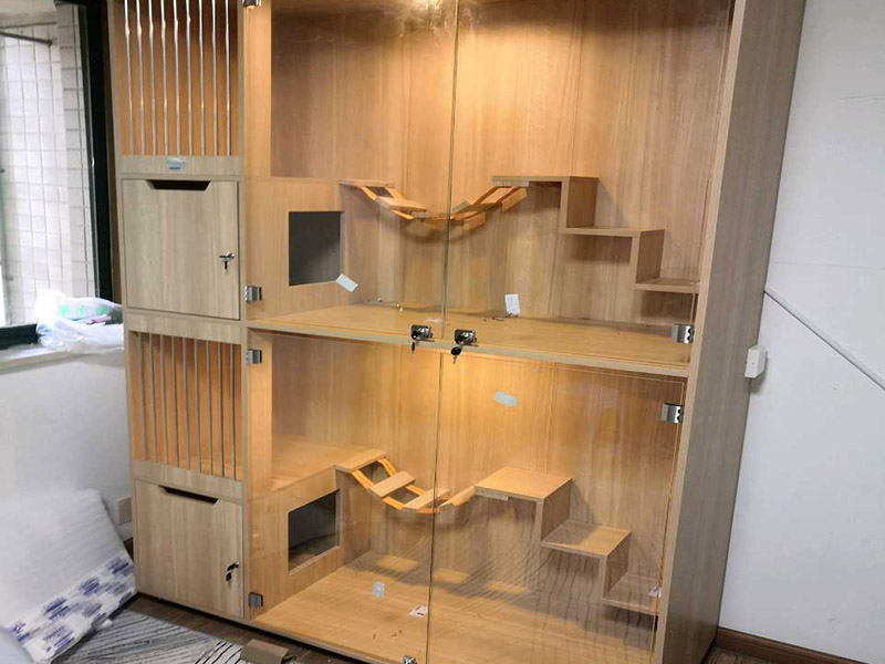 隔斷家具安裝：安裝前所需工作，拆開包裝所要注意的是，不要讓硬物劃到屏風(fēng)的表面，然后將屏風(fēng)支撐單腳全部裝上。然后就開始，如果是L型位，就找到L型的腳以及連接件蓋子，先將兩塊屏風(fēng)對準(zhǔn)L型腳的位置裝平，然后將中立柱裝上，最后用連接件將兩塊屏風(fēng)和中立柱固定在一起。然后，看屏風(fēng)的兩邊是否全部著地是否穩(wěn)定，有落空的腳就將其調(diào)到落地為止，必要時安裝屏風(fēng)最好是兩位師傅一個托扶著一個固定，避免屏風(fēng)倒下而損壞。屏風(fēng)搭好了，接著固定側(cè)腳板，側(cè)邊可使用連接件連接在屏風(fēng)的一側(cè)，上邊與臺面板連接處打是兩個L型角碼。