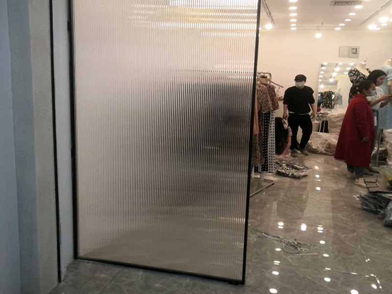 隔斷家具安裝：安裝前所需工作，拆開包裝所要注意的是，不要讓硬物劃到屏風(fēng)的表面，然后將屏風(fēng)支撐單腳全部裝上。然后就開始，如果是L型位，就找到L型的腳以及連接件蓋子，先將兩塊屏風(fēng)對準(zhǔn)L型腳的位置裝平，然后將中立柱裝上，最后用連接件將兩塊屏風(fēng)和中立柱固定在一起。然后，看屏風(fēng)的兩邊是否全部著地是否穩(wěn)定，有落空的腳就將其調(diào)到落地為止，必要時安裝屏風(fēng)最好是兩位師傅一個托扶著一個固定，避免屏風(fēng)倒下而損壞。屏風(fēng)搭好了，接著固定側(cè)腳板，側(cè)邊可使用連接件連接在屏風(fēng)的一側(cè)，上邊與臺面板連接處打是兩個L型角碼。