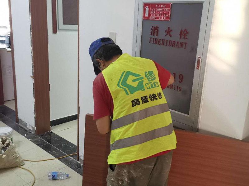 門框窗框更換翻新:門窗套就是指：在門窗洞口兩個立邊的垂直面，可以是突出外墻形成邊框，也可和外墻保持平齊，既要立邊垂直平整，而且又要滿足和墻面平整，所以它的質(zhì)量會要求相對高一些。 找位與劃線：在安裝前，需要根據(jù)設(shè)計圖的要求，先找好標(biāo)高、平面位置、豎向尺寸進(jìn)行彈線。 核查預(yù)埋件和洞口：對于有預(yù)埋件、木磚的門窗套安裝工程，彈線后應(yīng)該檢查預(yù)埋件、木磚是否符合設(shè)計要求。 龍骨、基層板配制與安裝：根據(jù)洞口實際尺寸，按設(shè)計規(guī)定骨架料斷面規(guī)格，可將龍骨架或基層板分三片預(yù)制，洞頂一片、兩側(cè)各一片。每片龍骨架一般情況下為兩根立框料，當(dāng)門窗套寬度大于500mm，中間應(yīng)適當(dāng)增加立框料。橫向龍骨間距不大于400mm;面板寬度大于500mm時，橫向龍骨間距不大于300mm。